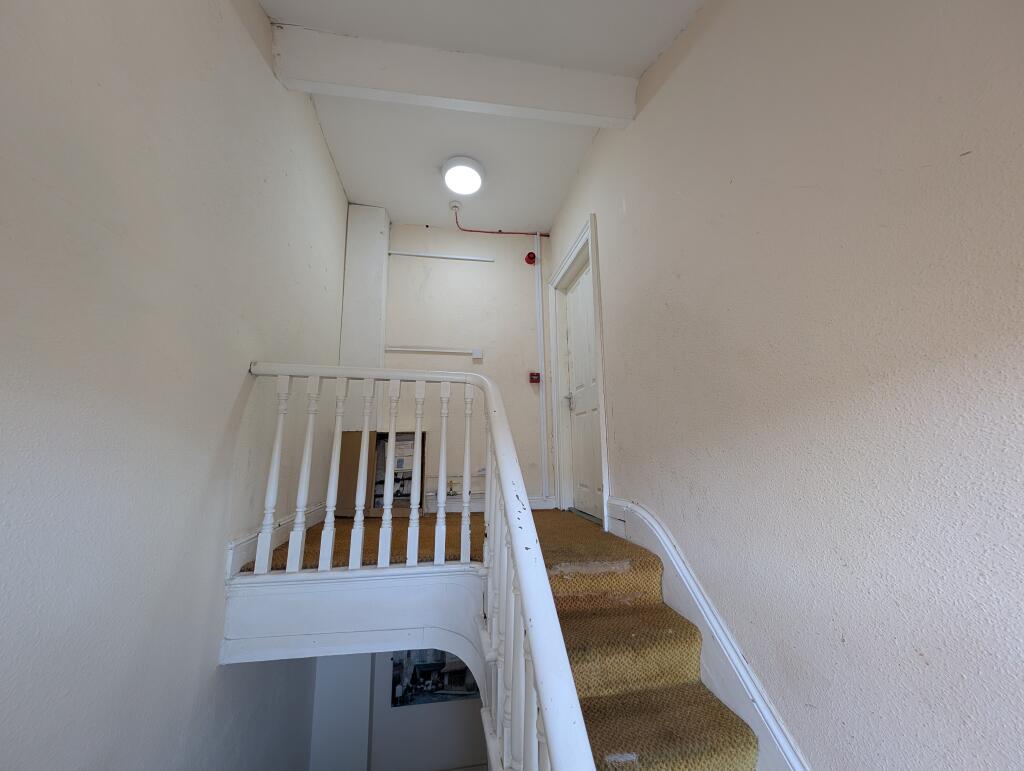 Landing And Entrance 12 South Street T202509261455.jpg