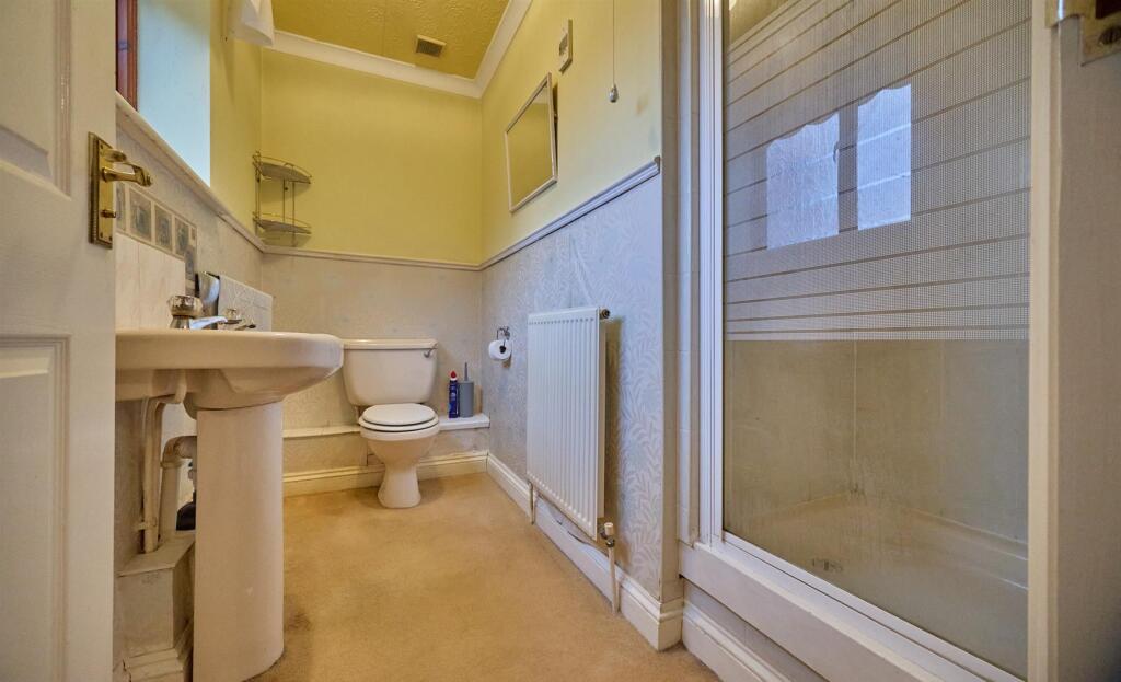 L SHAPED EN SUITE SHOWER ROOM