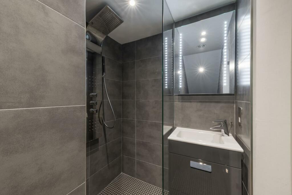 bathroom (1).jpg