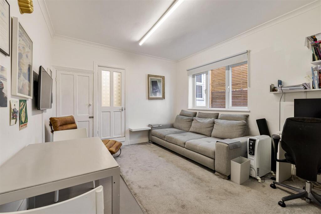 Central Park Road, E6