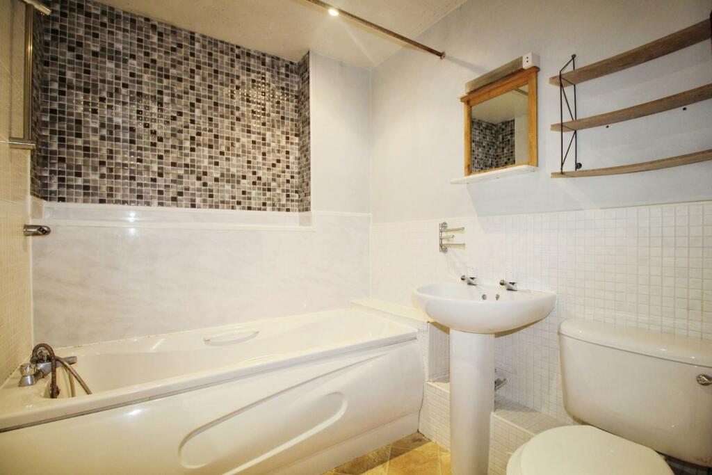 BATHOOM