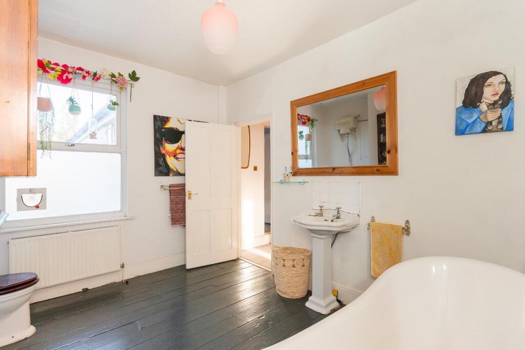 1C1R3WH - Bathroom A.jpg