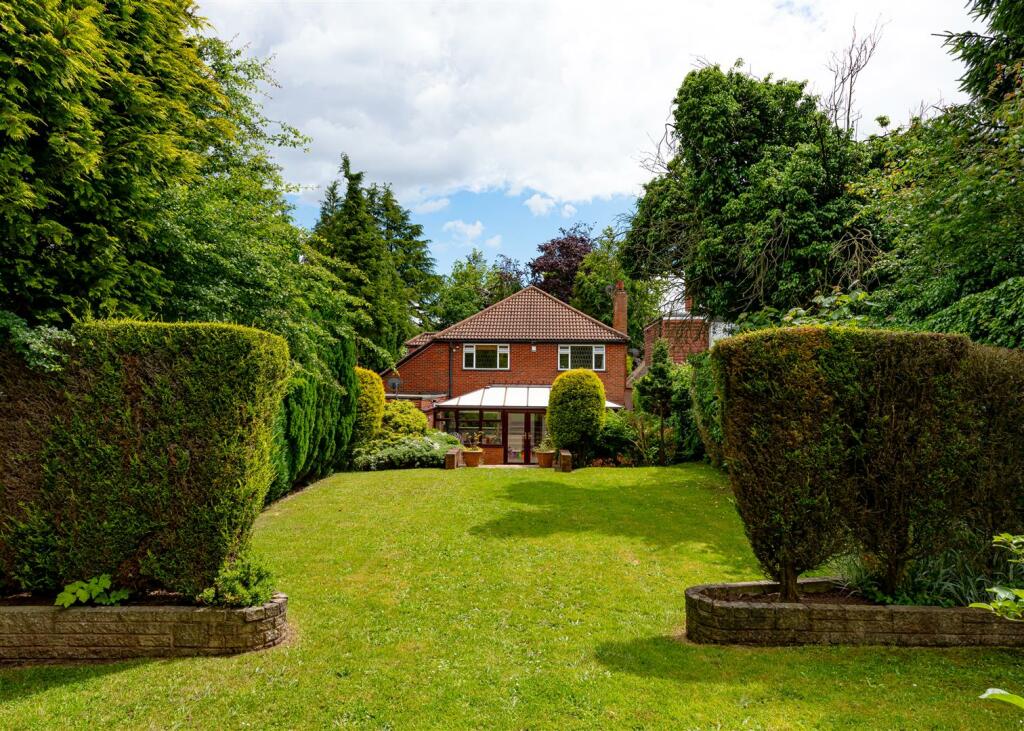 The Squirrels, 27 Stourbridge Road-Garden4.jpg