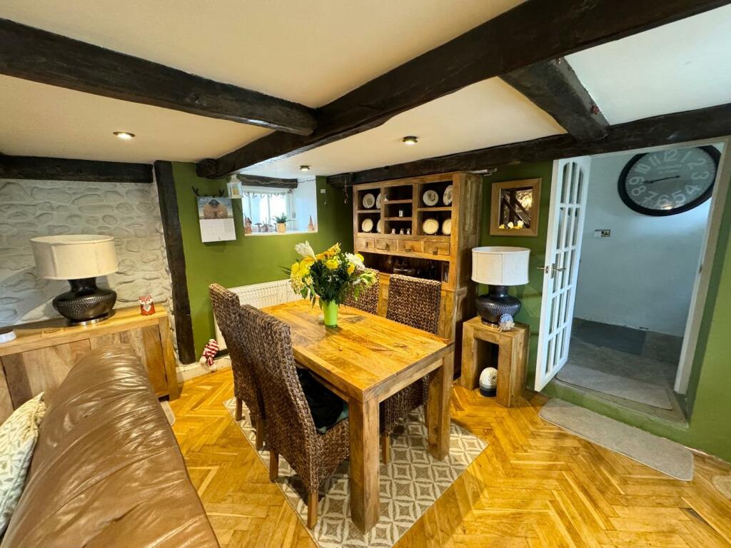 LOUNGE/DINING AREA