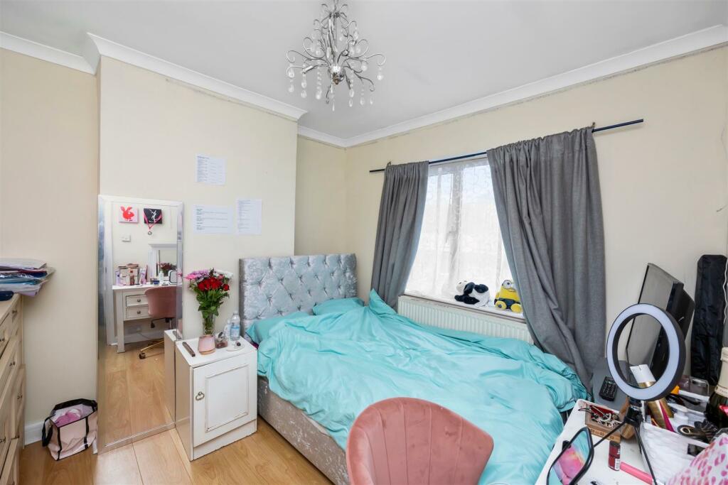 Rowan Avenue 15 BEDROOM ROUND LIGHT.jpeg