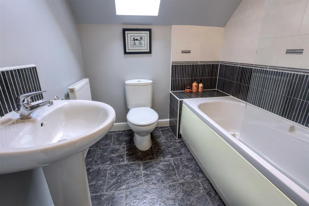 15 Bathroom.jpg