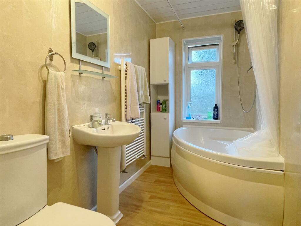 Bathroom 1.JPG