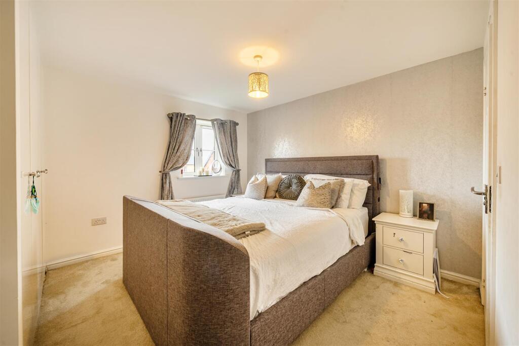 18 Ratcliffe Close, Old Stratford (14).jpg