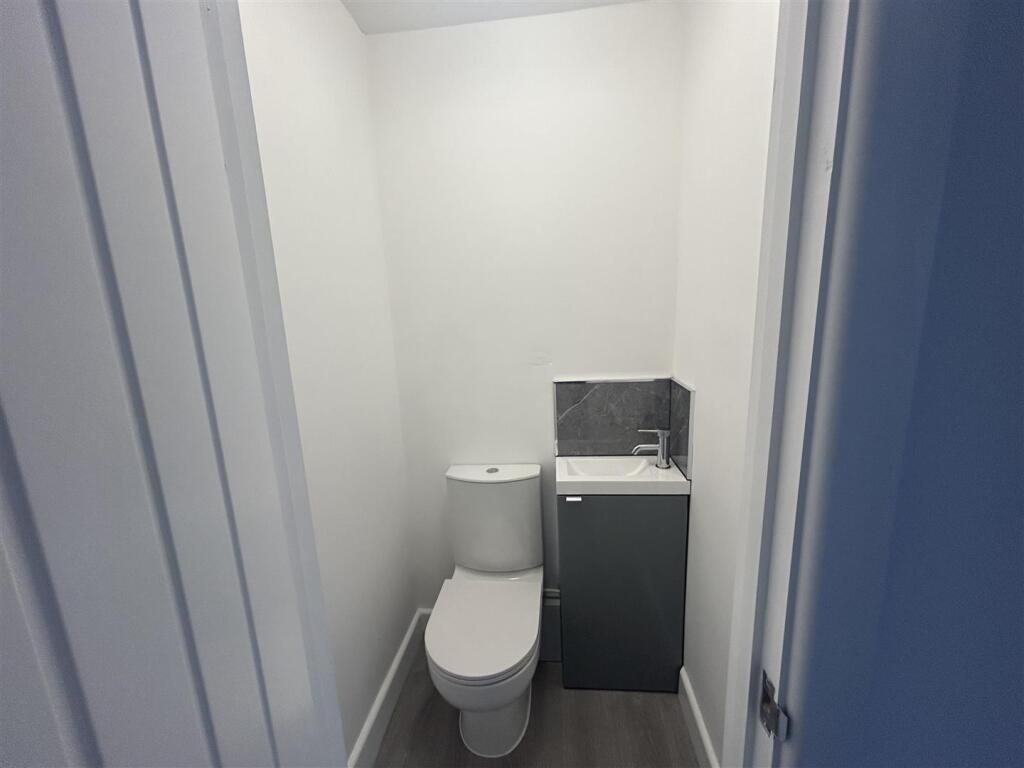 Downstairs toliet.jpg