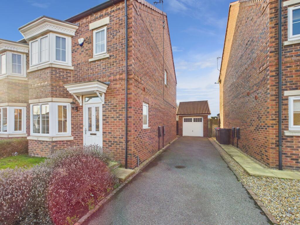 EXTERIOR/GARAGE