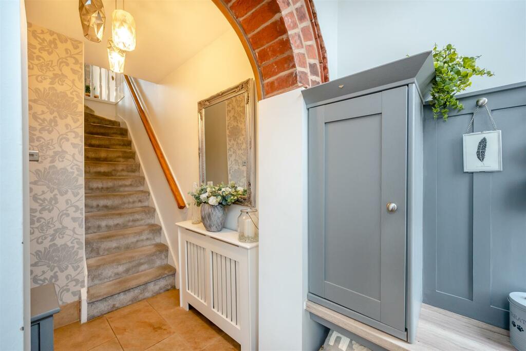 8627610-interior01.jpg