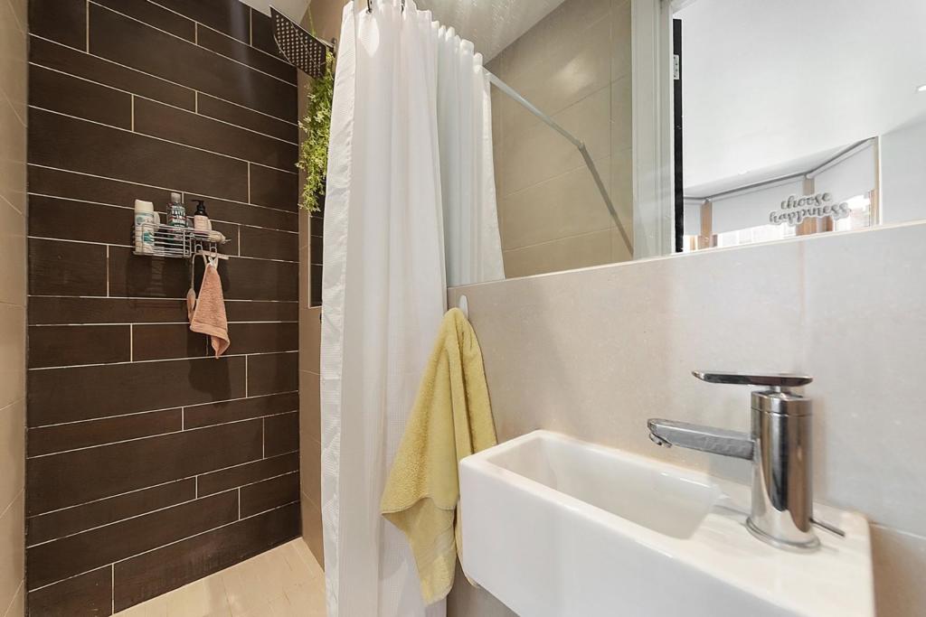 En-Suite Bathroom.jpg