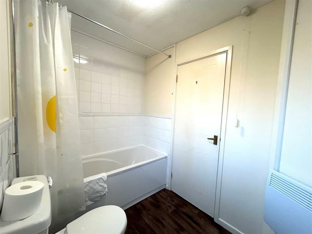 Bathroom 2.jpg
