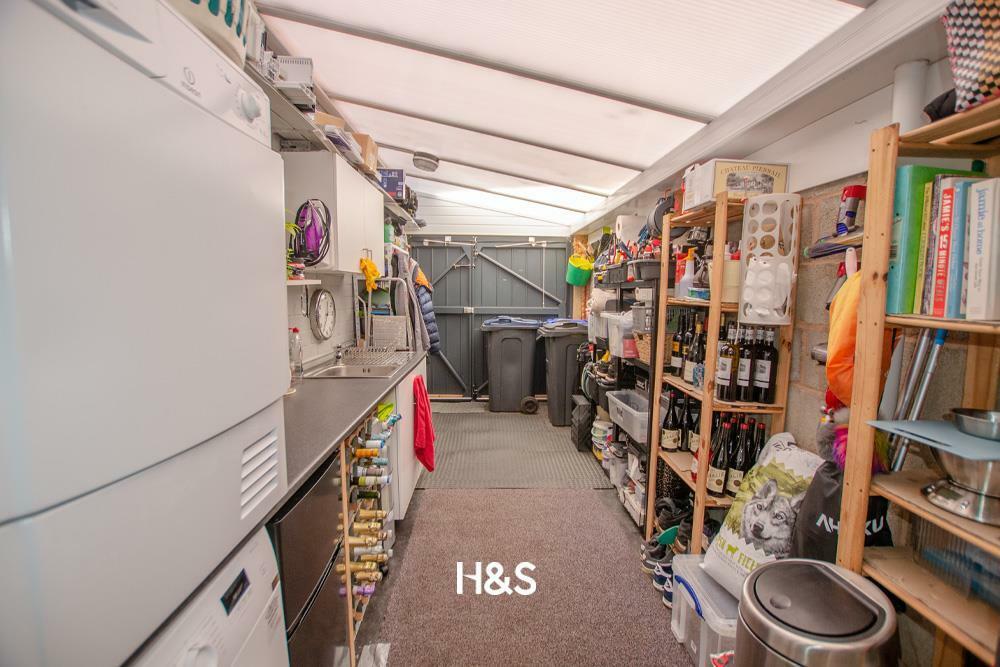 29 Lulworth - Garage.jpg