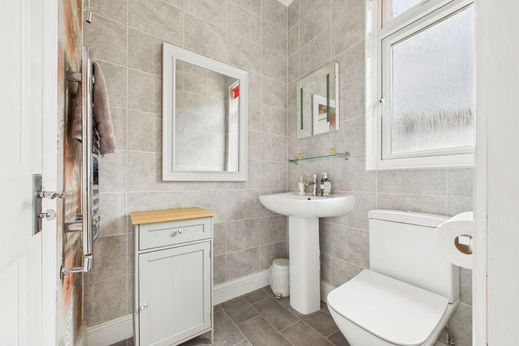 Guest room 1: modern en-suite shower room