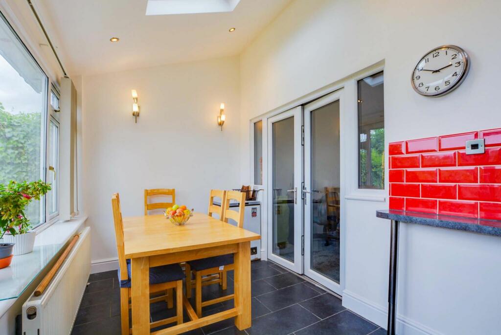 L-Shaped Fitted Dining Kitchen