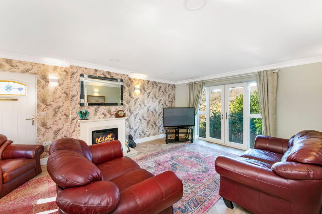 OPEN-PLAN LIVING DINING ROOM