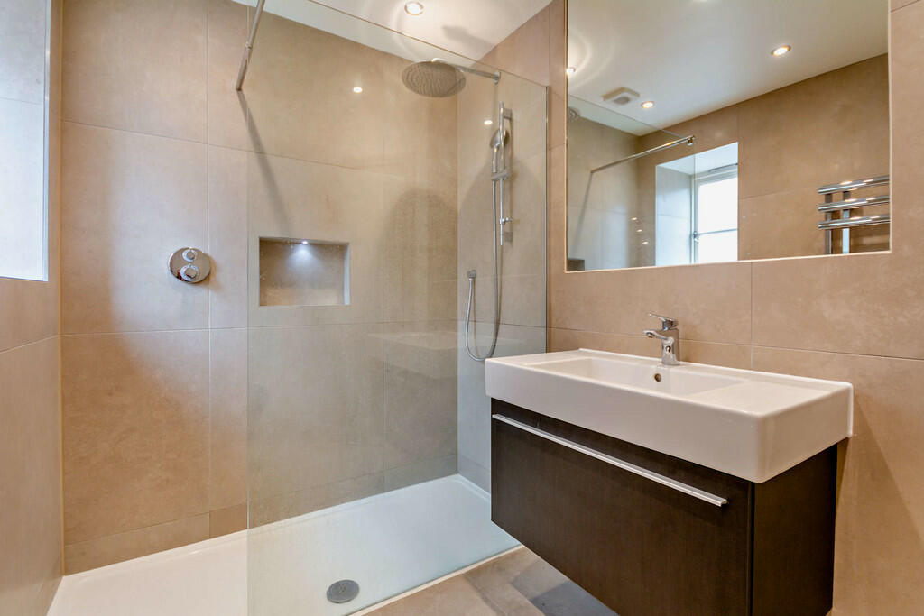 8592195-interior0...