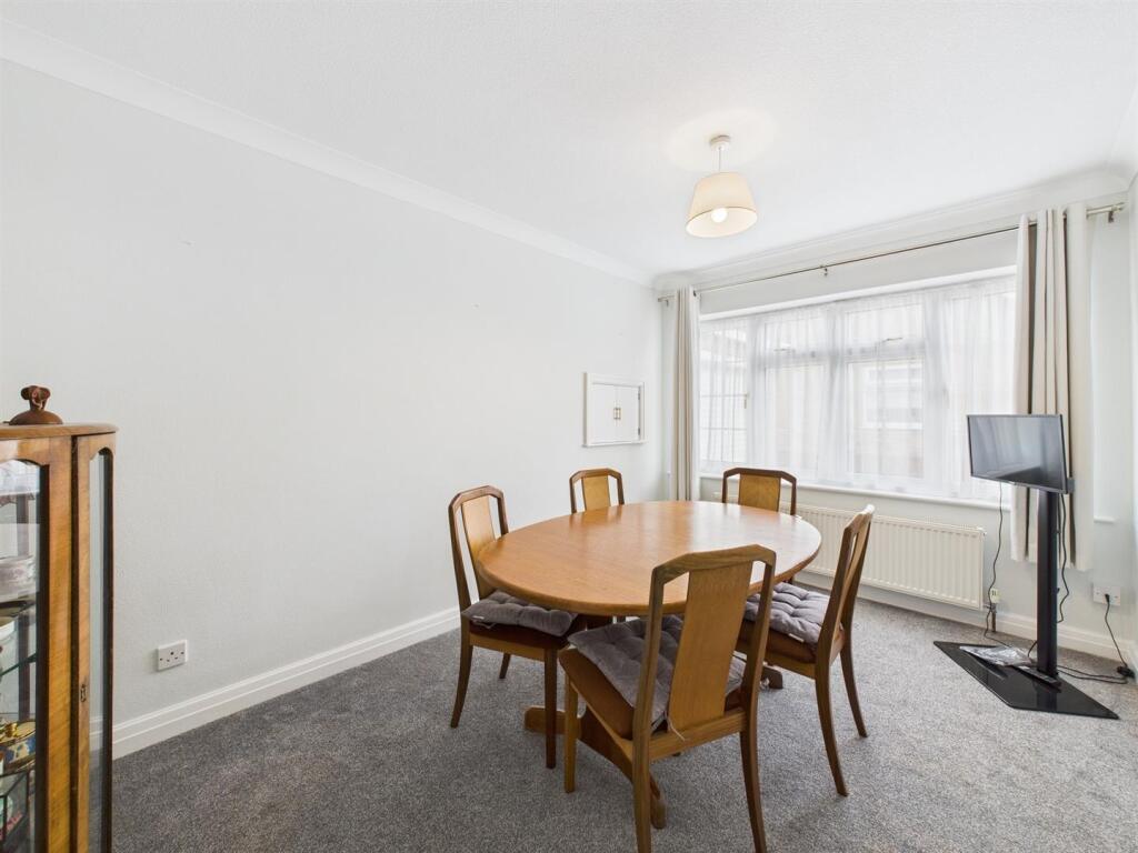 Dining room: