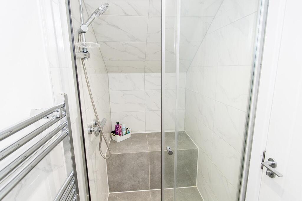 En-suite Photo 2