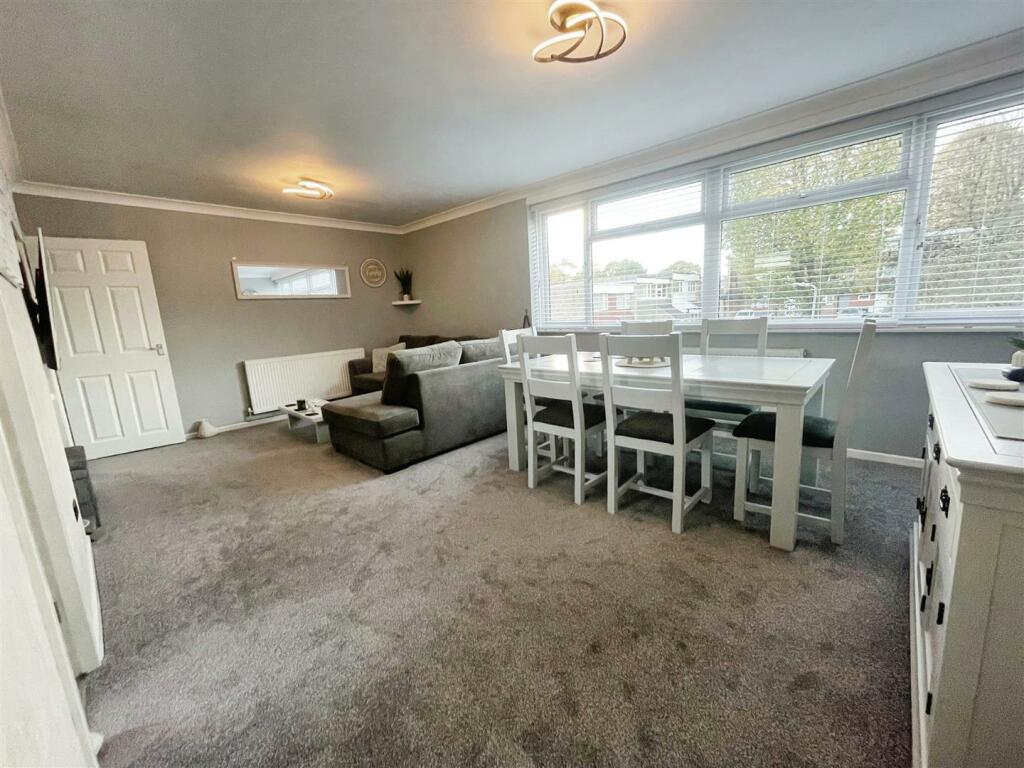 LOUNGE / DINER