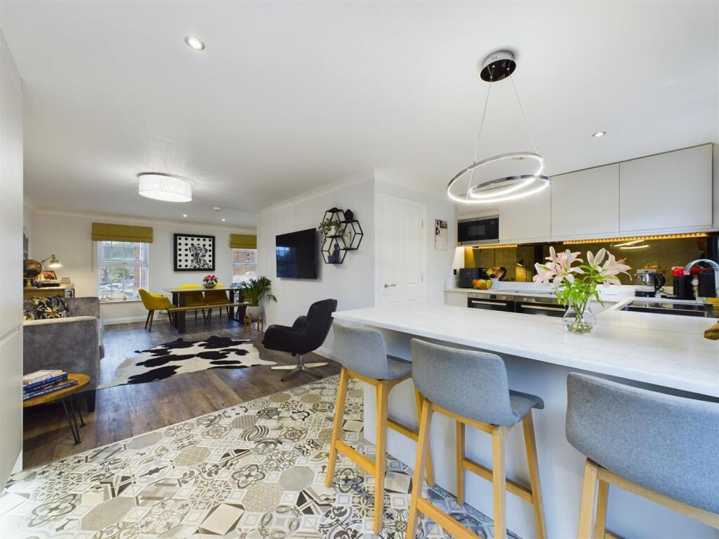 Fabulous Open Plan U-Shaped Living Space