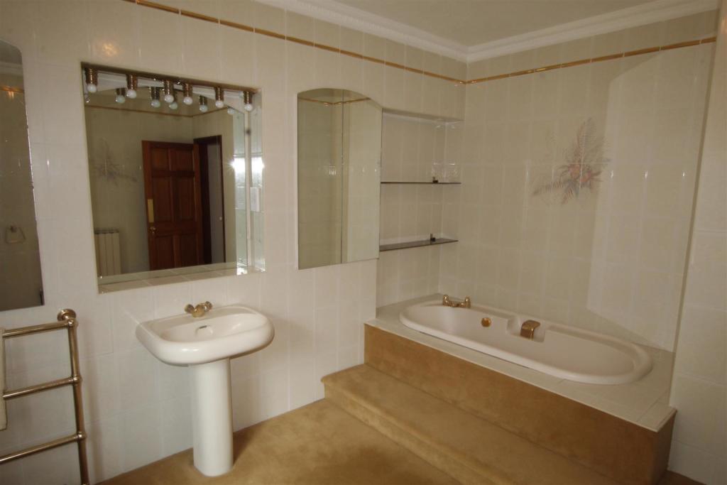 bathroom 2.JPG