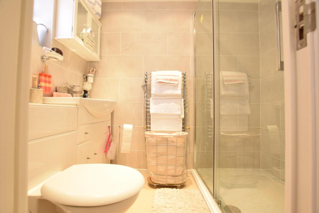 EN-SUITE SHOWER ROOM