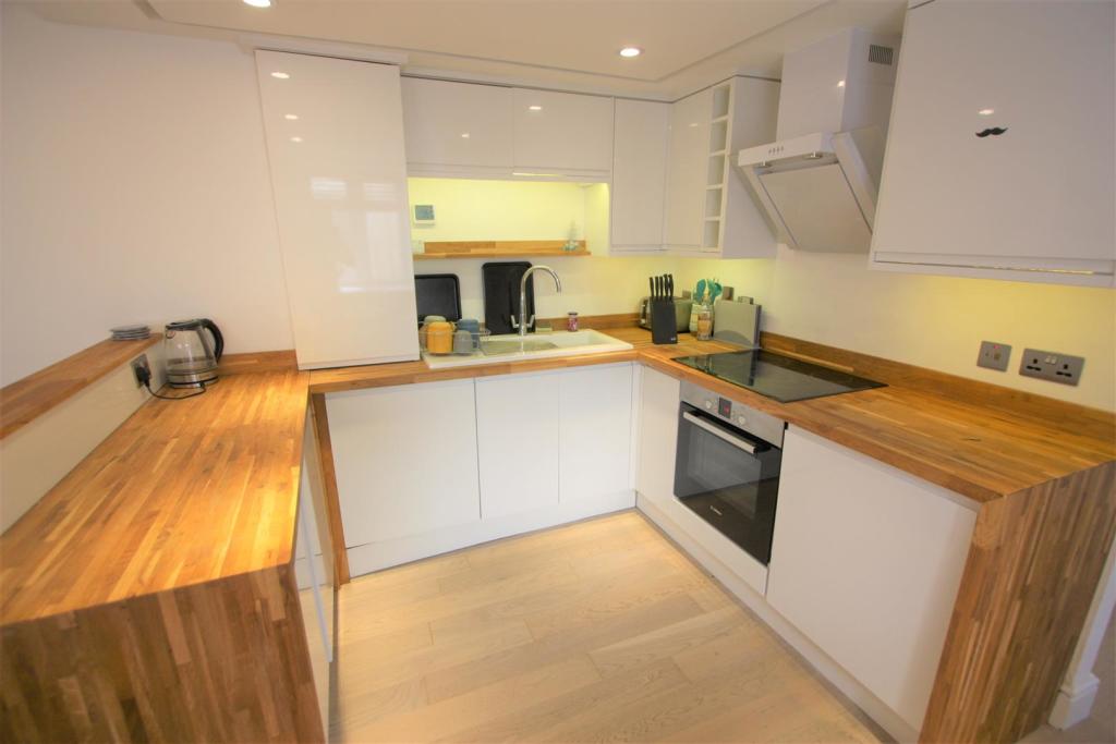 Flat 3, 10-12 Tolcarne Road Kitchen