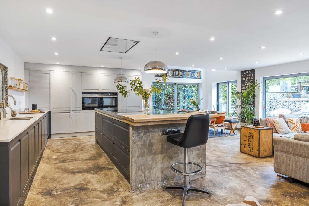 OPEN PLAN KITCHEN &amp; LIVING