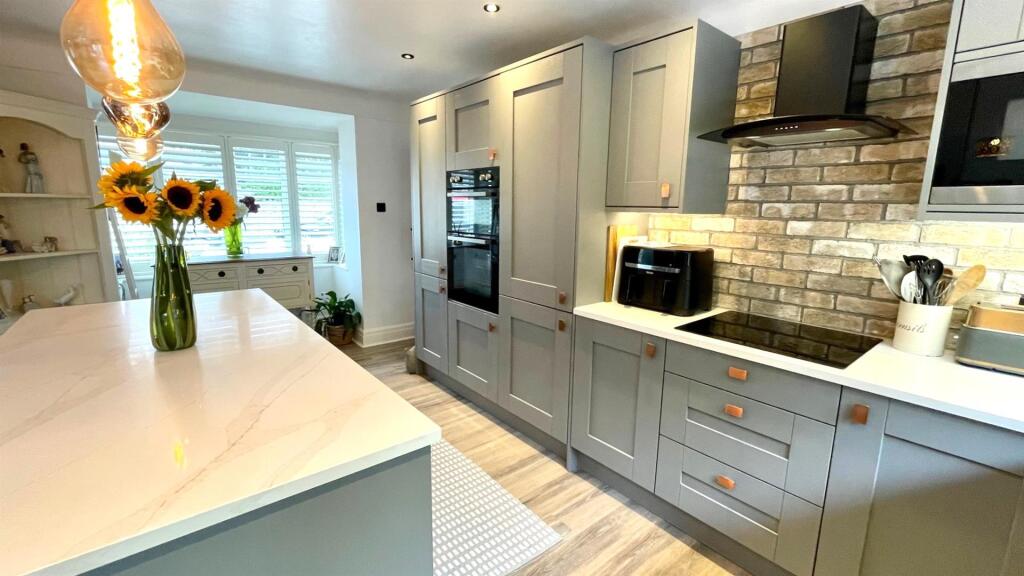 KITCHEN/BREAKFAST AREA