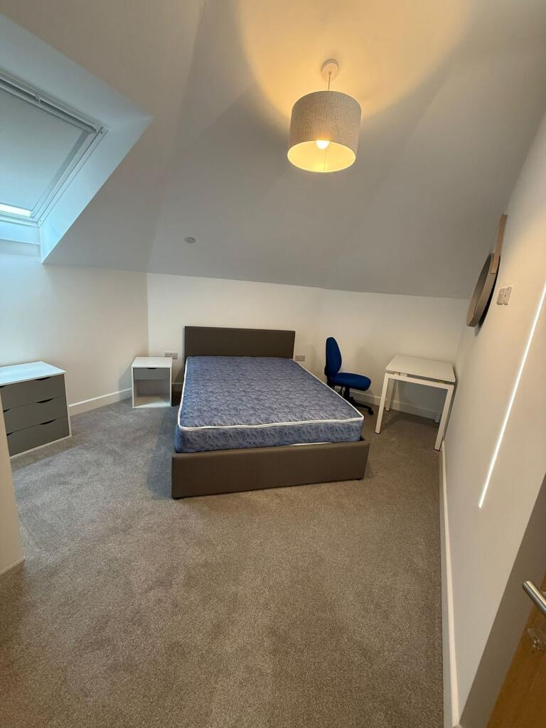 Bright, recently redecorated double bedroom wit...