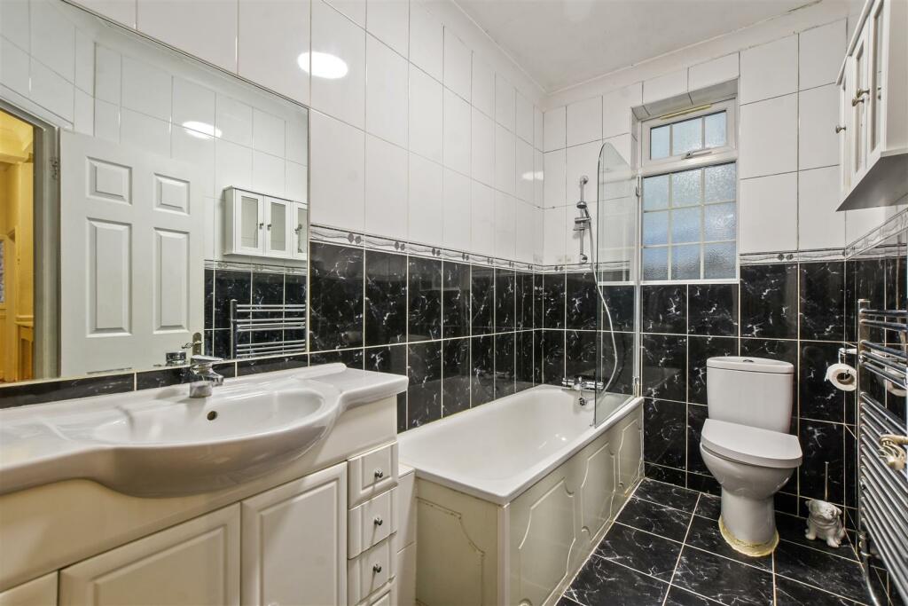 01-d65bGCWT - GFF 37 Lushington Road - Batrhoom -O