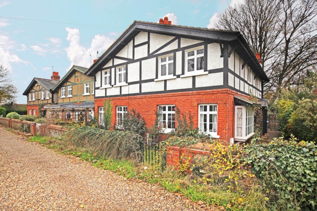 1&amp;2 Royal Cottage...