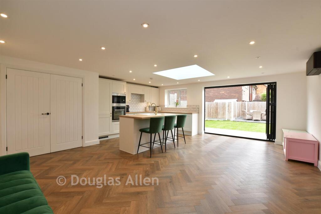 Kitchen/ Dining Room
