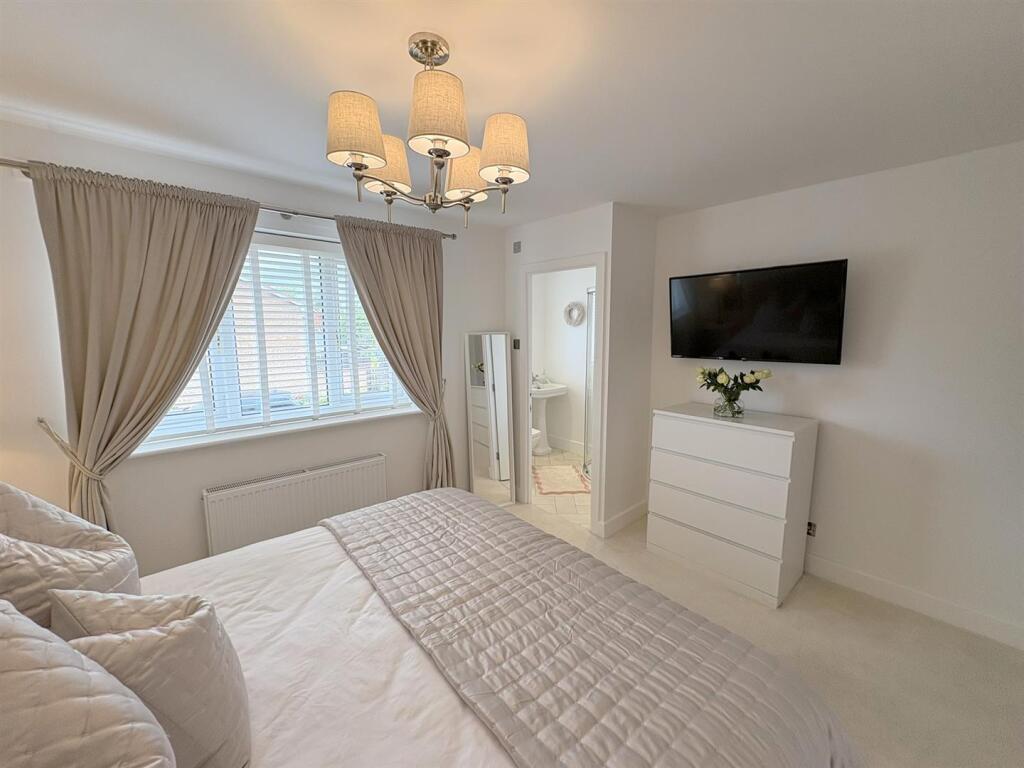 MAIN BEDROOM