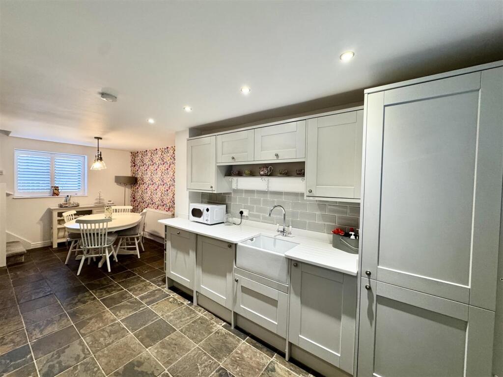 KITCHEN/DINING ROOM