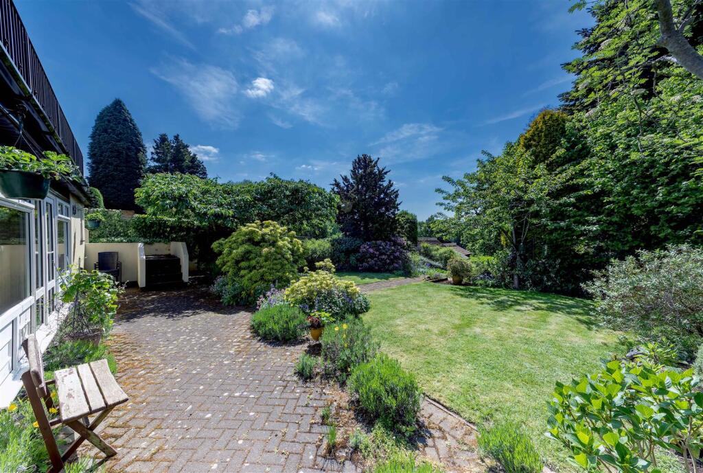 Rear Garden and lower patiocSAPL4017-20250506-DxO_