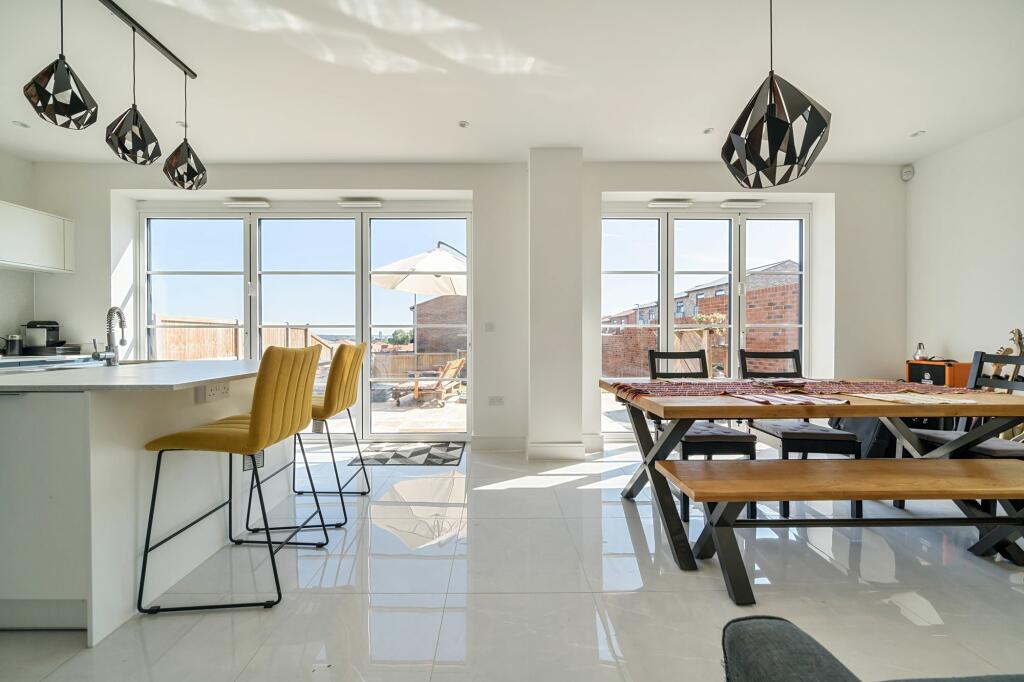 Kitchen/Dining Room (3)