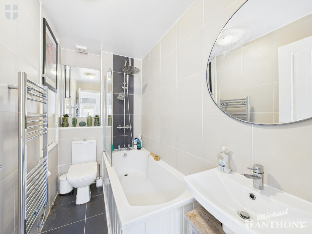 CAM03852G0-PR0419-STILL018