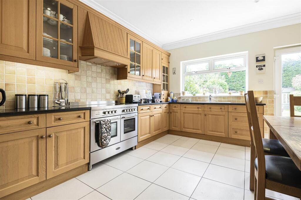 KITCHEN / DINER (pic 2)