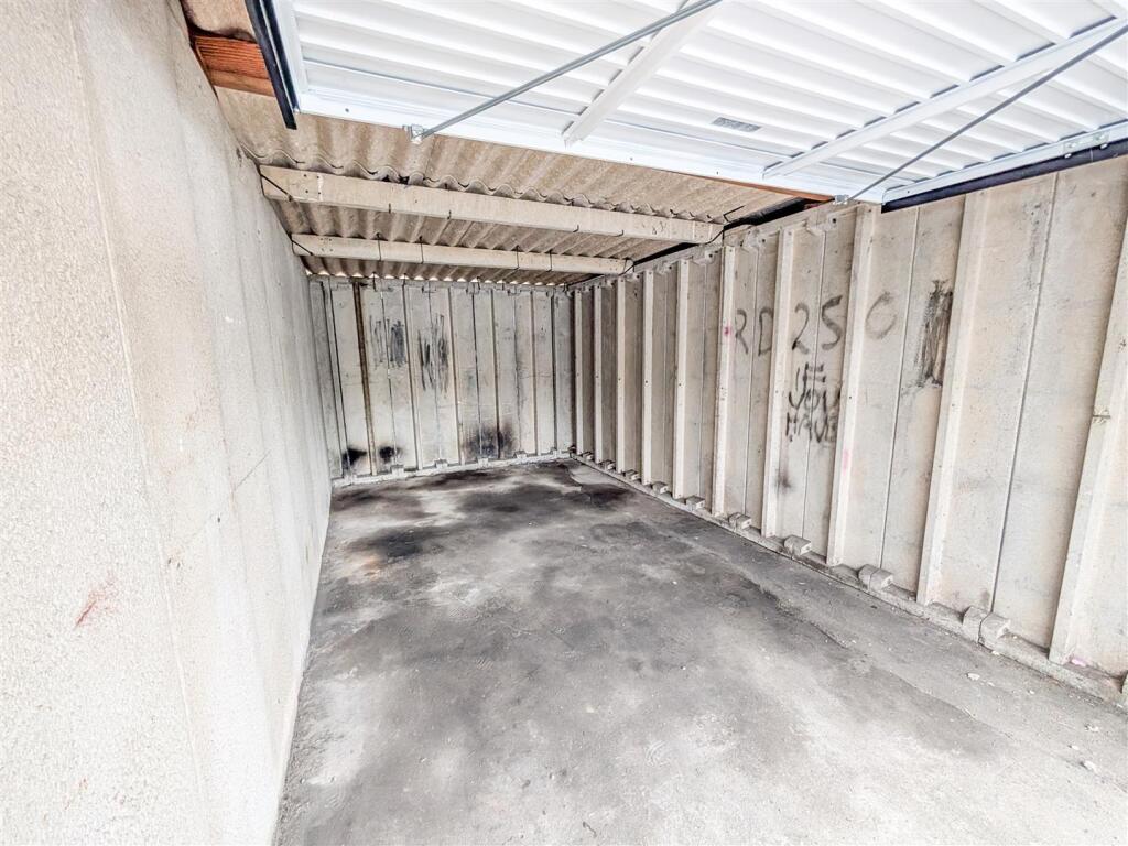 Garages 14, 15, 16 Collingwood Road Dartmouth, Dev