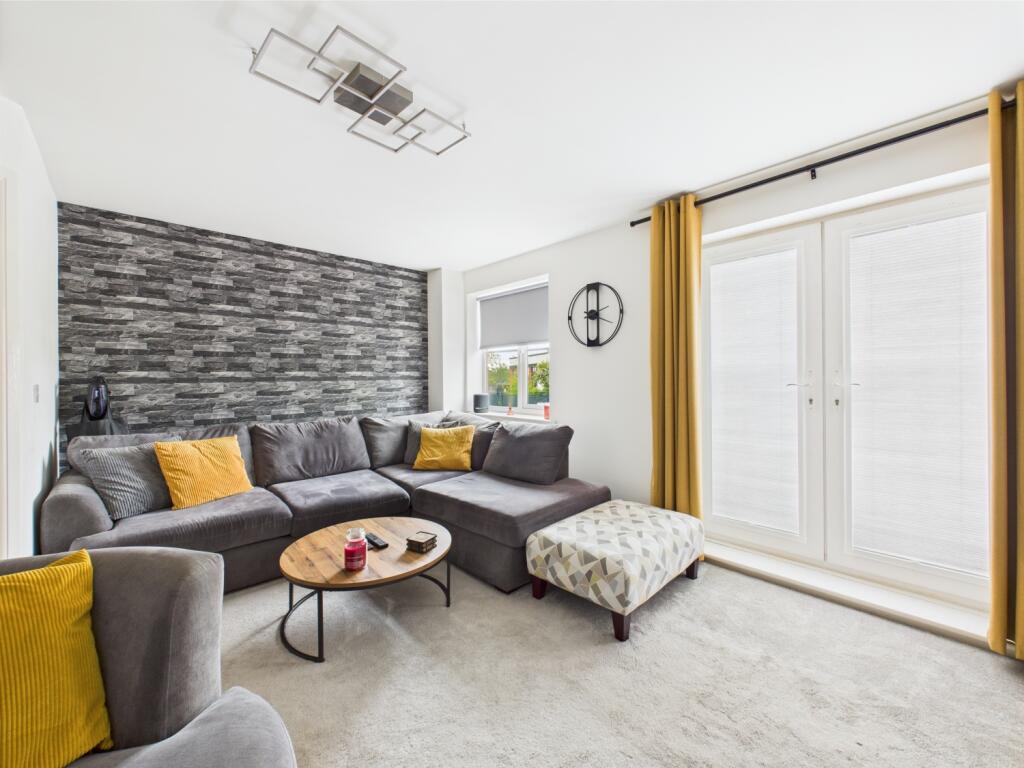 CAM03729G0-PR0048-STILL018