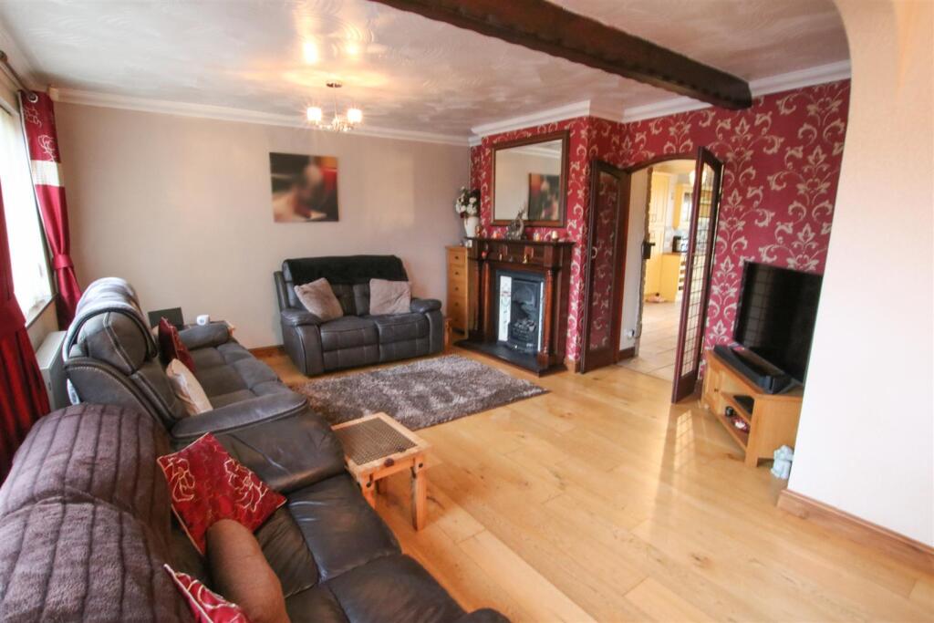 OPEN PLAN LOUNGE/ DINING ROOM