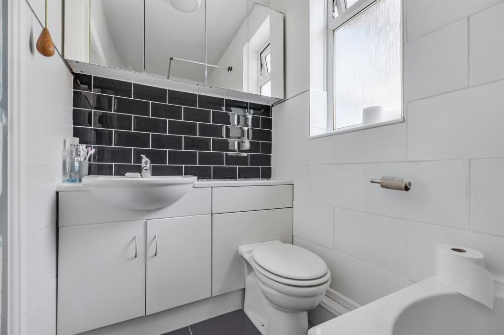 Bathroom_2.jpeg