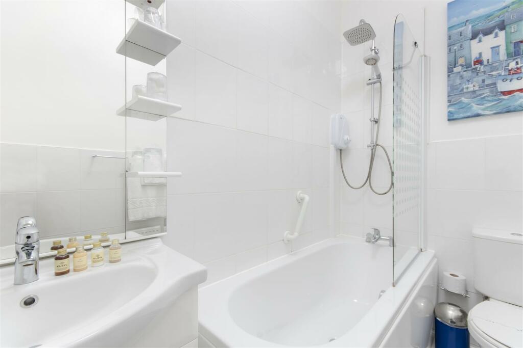 Rm 11 b'room.jpg