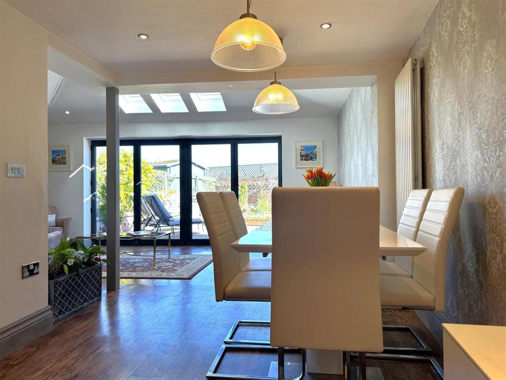 Dining Area Open-Plan To Living Space 967