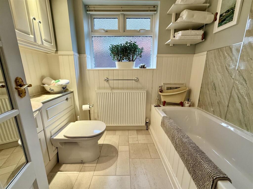 BATHROOM/WC