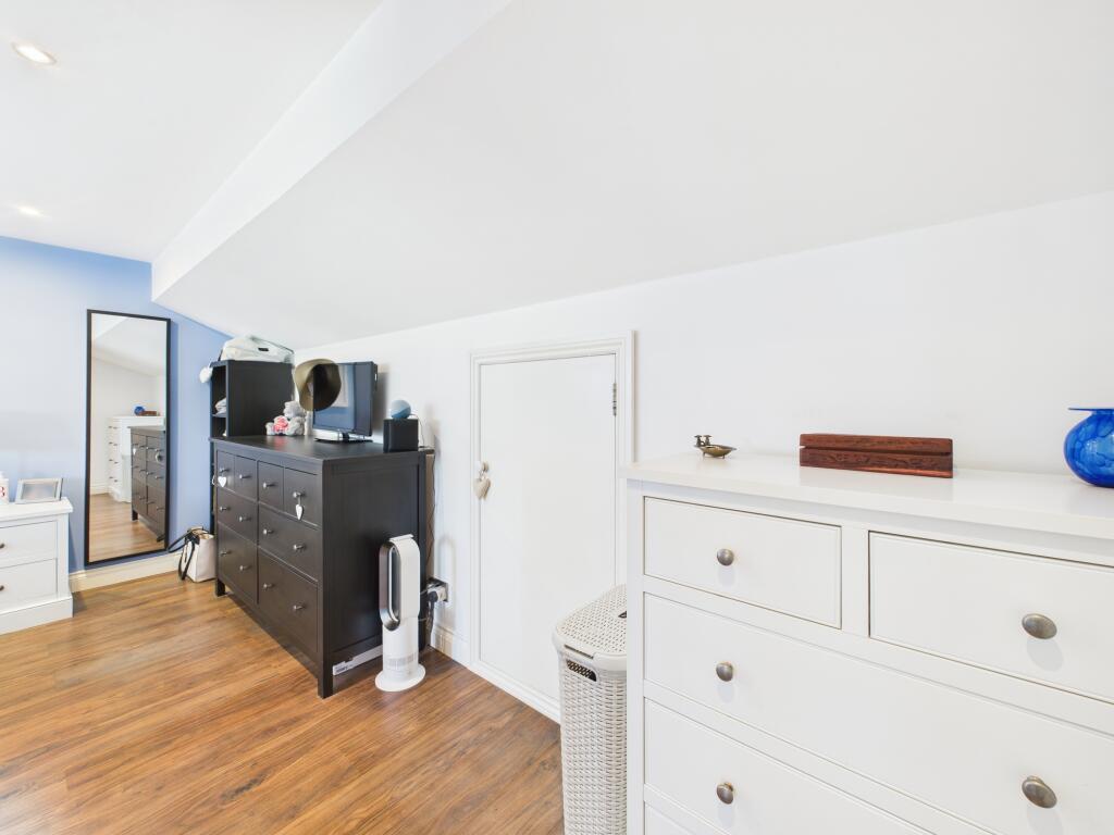 CAM05192G0-PR0129-STILL026