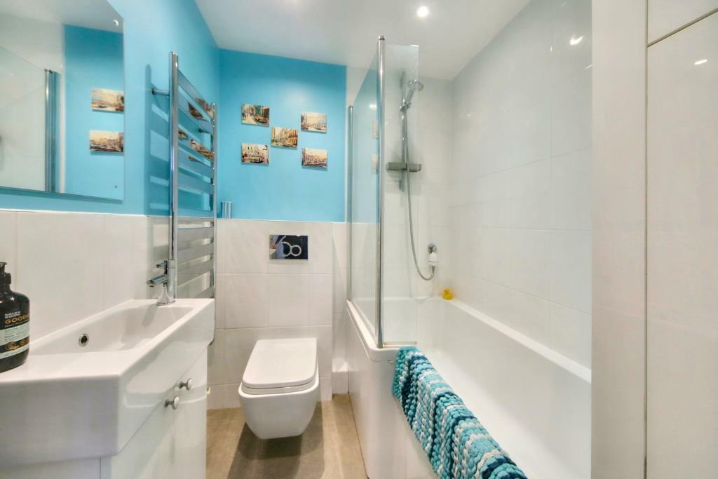 Family Bathroom (Portal Size).jpg